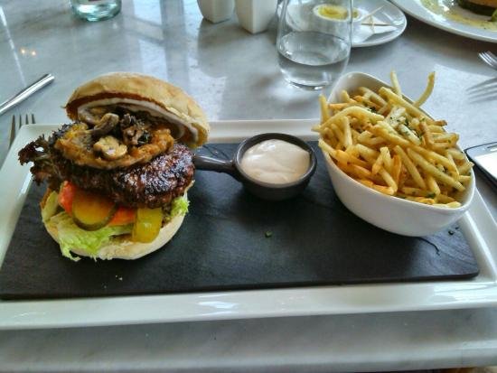 مطعم St Tropez Bistro