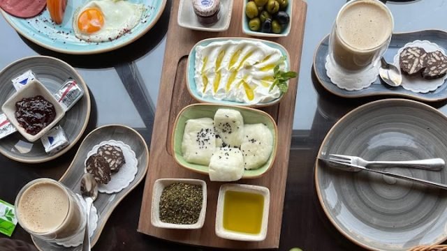 مطعم ومقهى الشرفة دبي  (الأسعار + المنيو + الموقع )