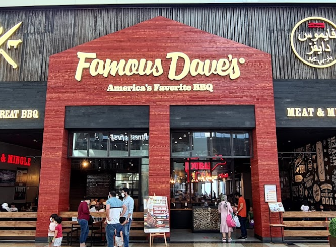 مطعم Famous Dave's Bar-B-Que دبي