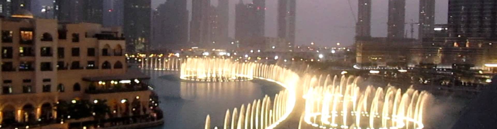 مطاعم دبي مول المطلة على النافورة