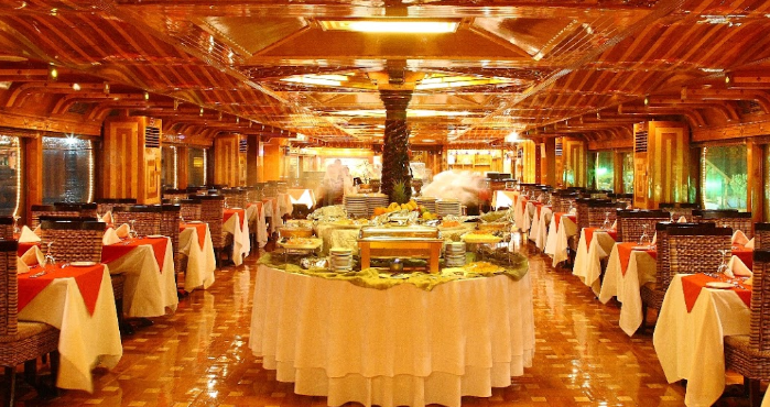 مطعم Dhow Star Floating Restaurant دبي